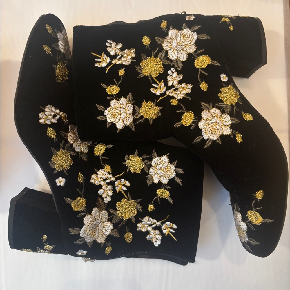XXI Floral Embroidered Black Ankle Boots Women’s 9 (FOREVER 21)